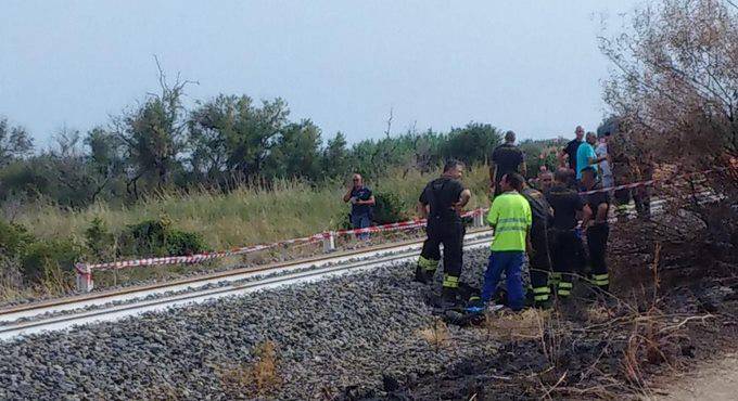 Famiglia investita da un treno mentre va al mare, morti due bimbi