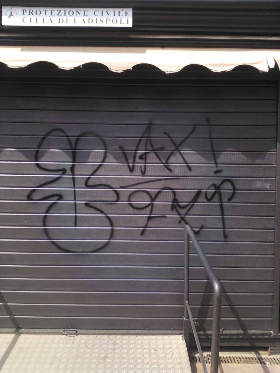 Atti di vandalismo sul gabbiotto della protezione civile Comunale di Ladispoli