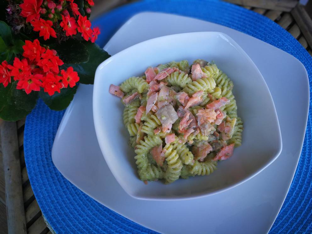 Fusilli con pesto di zucchine e salmone: un primo piatto estivo e nutriente
