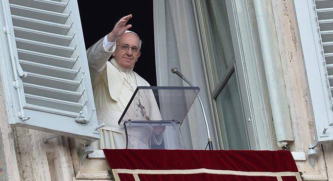 Il Papa bacchetta i fedeli: “Troviamo sempre il tempo di chiacchierare ma non per il prossimo”