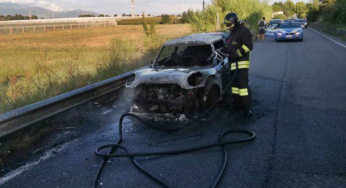 auto in fiamme pontina