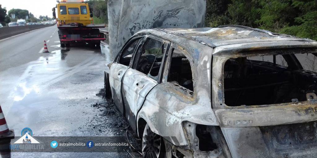 Auto in fiamme a Via di Vallerano, Pontina chiusa al traffico per due ore