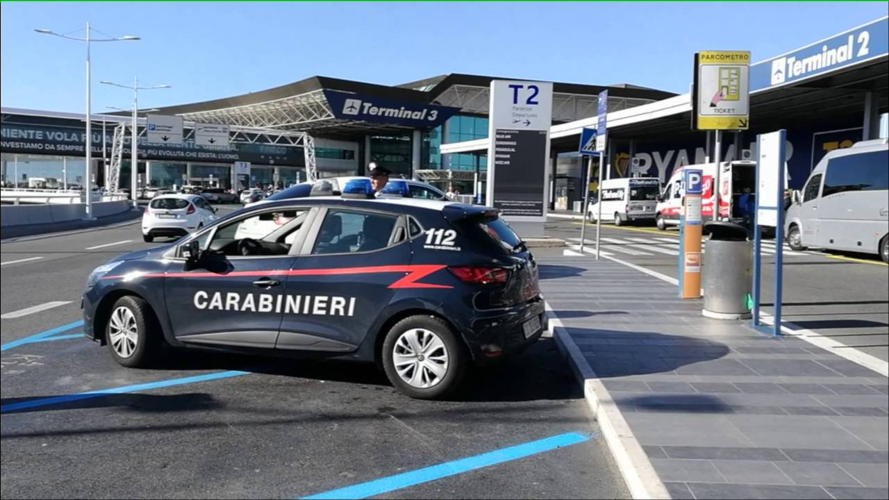 Controlli negli esercizi commerciali dell’aeroporto, sequestrate 40 bottiglie d’olio