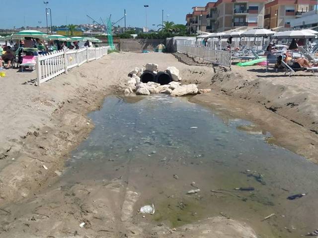 Odori nauseabondi sulle spiagge libere di Scauri, Casapound: “Il Comune intervenga”