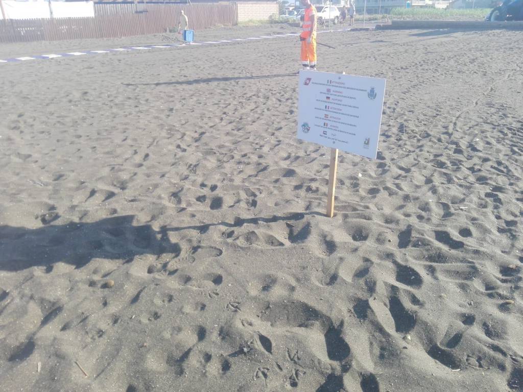 Cerveteri, Le mareggiate hanno rimosso i cartelli di divieto balneazione a Campo di Mare