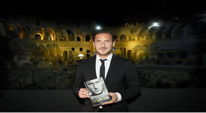 “Un Capitano” – presentato al Colosseo il libro di Francesco Totti