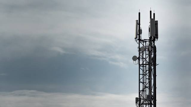 Ostia: “No a una nuova antenna dei telefonini”. Rivolta in via delle Baleniere