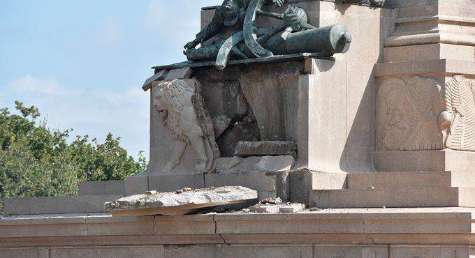Roma, fulmine “ferisce” la statua di Garibaldi al Gianicolo – VIDEO