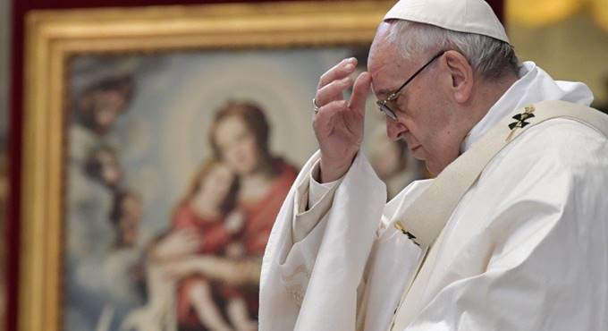 Lettera del Papa ai fedeli: “A maggio preghiamo il Rosario a casa e in famiglia”