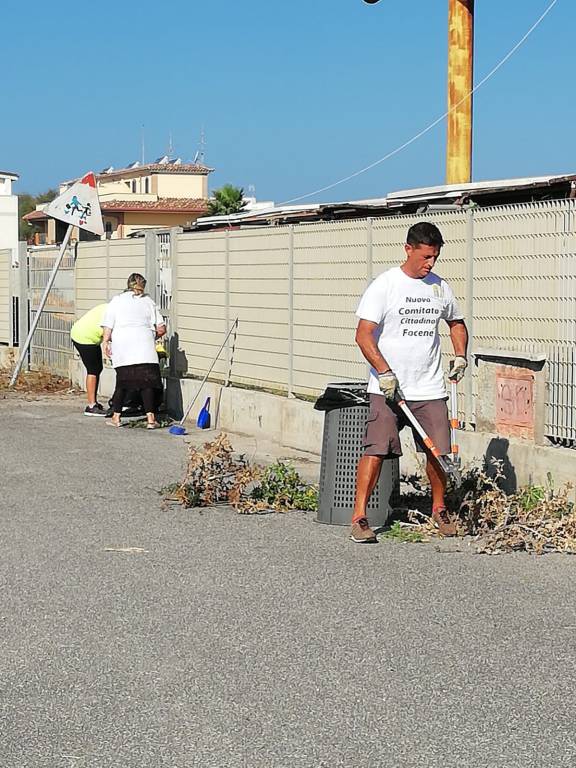 Focene, i Comitati puliscono davanti alla scuola, Petrillo e Ferreri: “Lodevole iniziativa”