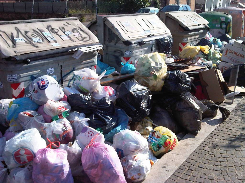 Pomezia, abbandono dei rifiuti: sanzionate 22 persone