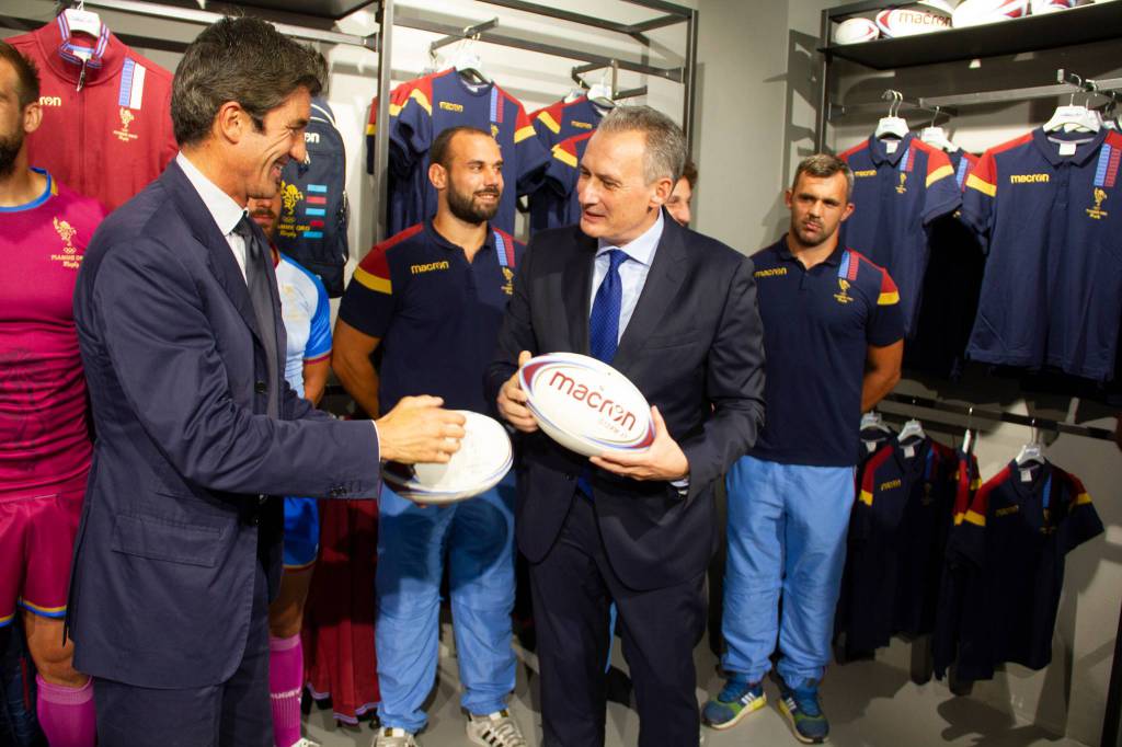 Fiamme Oro Rugby, le nuove maglie Macron per gli atleti cremisi, Forgione: “Portiamo il rygby sempre più in alto, sponsor brand di eccellenza”