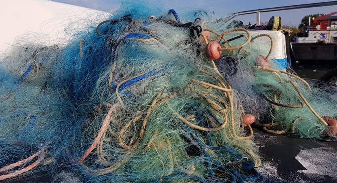 Pescatori di frodo, blitz all’alba: la Capitaneria sequestra 200 metri di reti a Fiumara Grande
