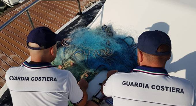 Pescatori di frodo, blitz all’alba: la Capitaneria sequestra 200 metri di reti a Fiumara Grande