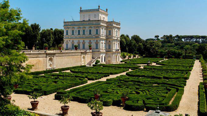 Roma, bimbo si perde nel parco di Villa Doria Pamphili: ritrovato dai poliziotti