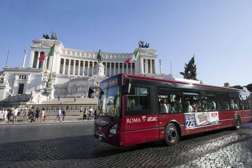 Roma, nuova rete di bus notturni. Raggi: “Più collegamenti dal centro alla periferia”