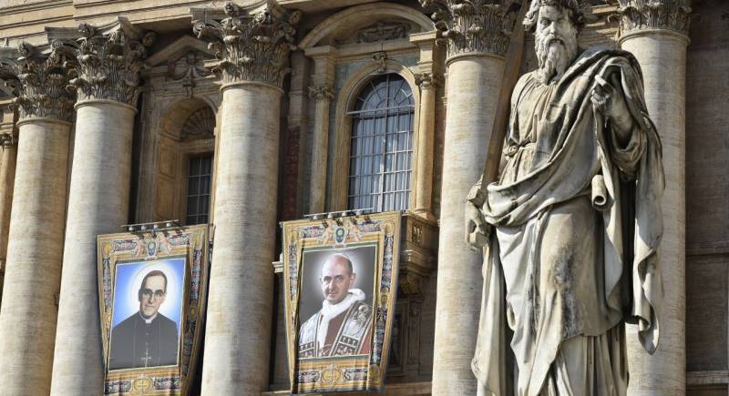 Paolo VI e Oscar Romero proclamati santi, il Papa: “Il mondo ha bisogno di gioia”
