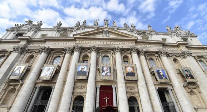 Paolo VI e Oscar Romero proclamati santi, il Papa: “Il mondo ha bisogno di gioia”