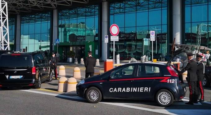 Ladri in aeroporto, recuperati dai carabinieri 4.500 euro in cosmetici