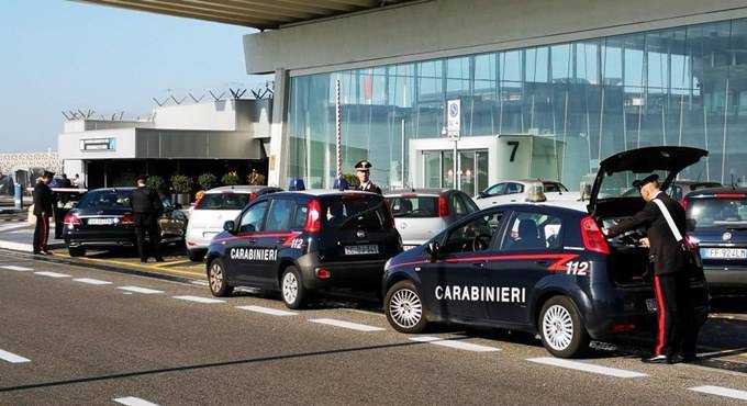 Ladri in aeroporto, recuperati dai carabinieri 4.500 euro in cosmetici