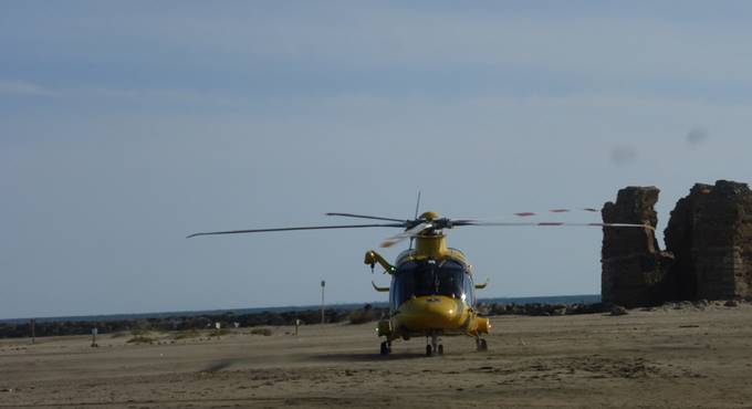 Torre Flavia, kitesurfer viene risucchiato da un elicottero e precipita in spiaggia