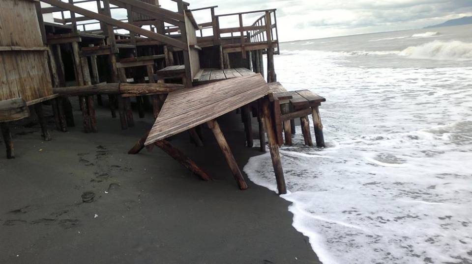 La furia del mare “mangia” il litorale di Sabaudia