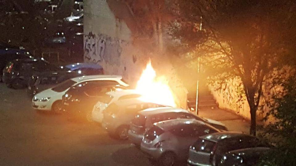 Ostia, incendio nella notte: distrutte due auto