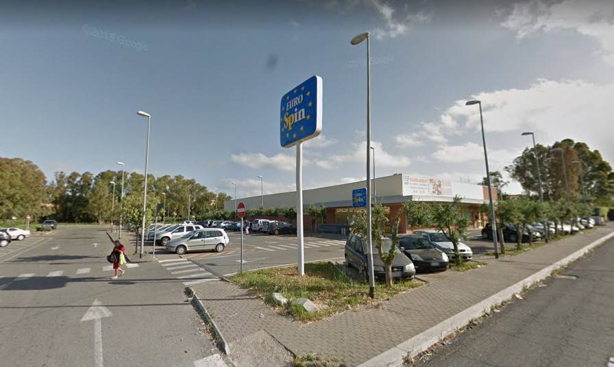 Acilia, Sos Cittadino denuncia: “Nel parcheggio dell’Eurospin luci spente da 10 giorni”
