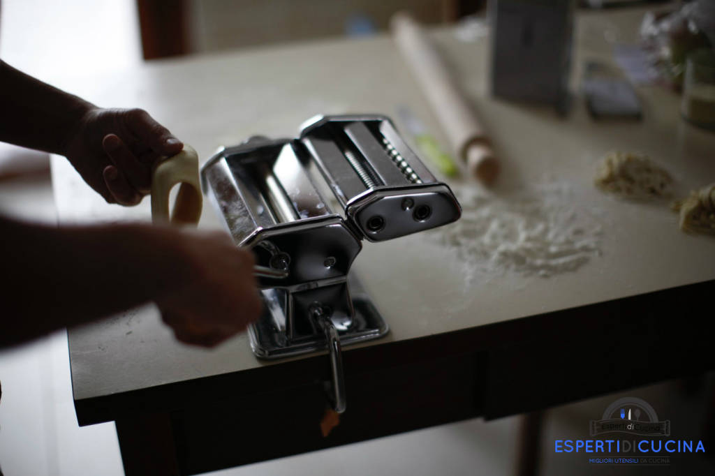 Utilizzare una macchina automatica per la pasta in cucina