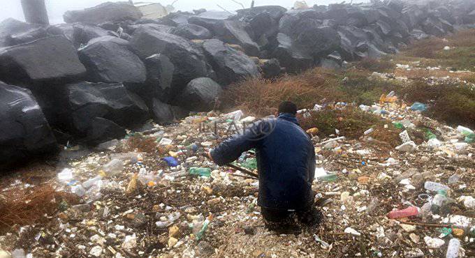 Fiumicino, la mareggiata scarica quintali di rifiuti a Passo della Sentinella