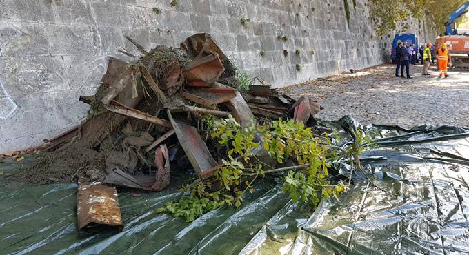 Ambiente, si fa sul serio: rimosso un altro relitto abbandonato nel fiume Tevere