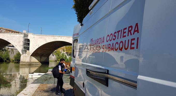 Ambiente, si fa sul serio: rimosso un altro relitto abbandonato nel fiume Tevere