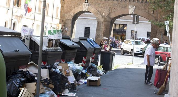 La Raggi firma: i rifiuti di Roma vanno a Civitavecchia