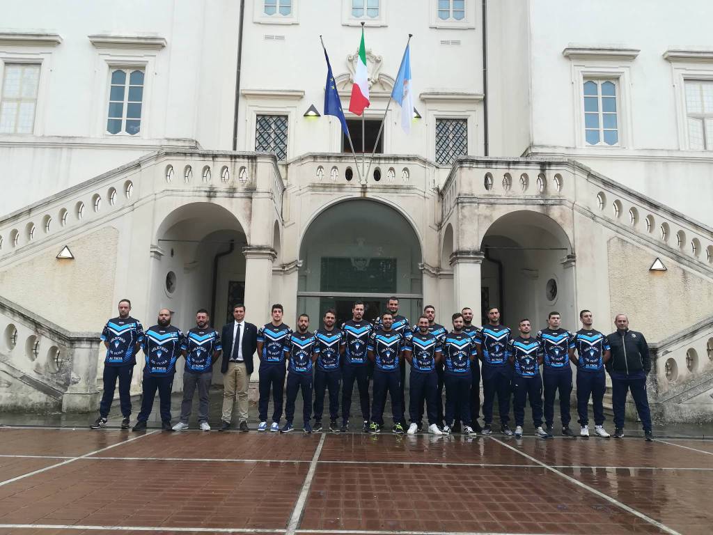 Rugby Anzio Club, presentate le maglie del XV a Villa Sarsina, Vasoli rassegna le dimissioni: “Si è chiuso un ciclo”