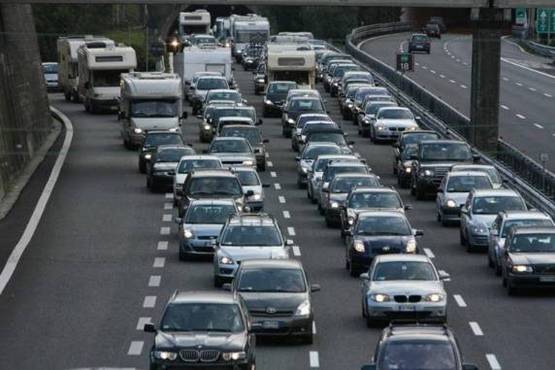 Scontro fra due tir alle porte di Roma: traffico in tilt in autostrada