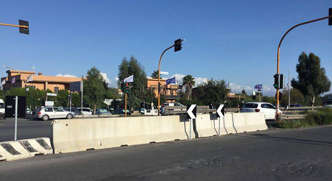 Fiumicino, FdI in piazza contro il blocco stradale di via Trincea delle Frasche