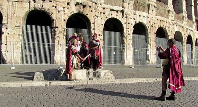 Roma, stretta sulla sicurezza: divieti per i centurioni e i bagni nelle fontane