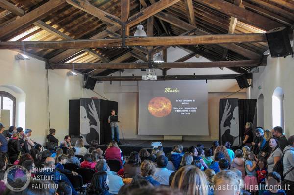 Palidoro, un astrofilo di 12 anni spiega il sistema solare ai bambini