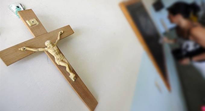 Costa e D’Intino (Lega): “Il Crocifisso torni nelle aule scolastiche di Fiumicino”