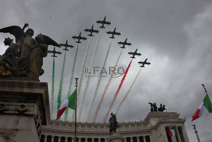 4 novembre, lo spettacolo delle frecce tricolori nei cieli di Roma