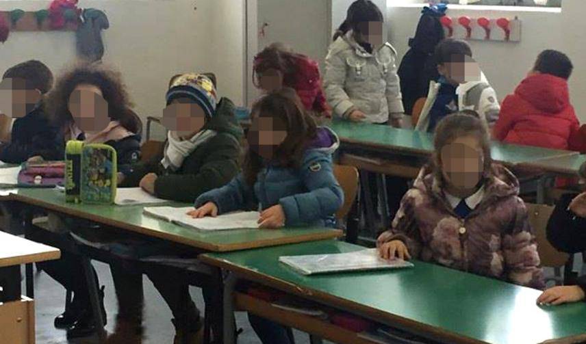 Ostia, bambini in classe con il cappotto: scuole senza riscaldamento