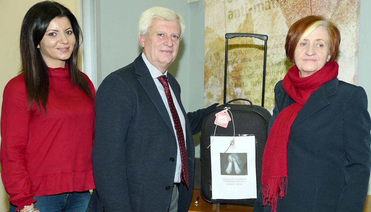 ANCI Lazio e Salvamamme uniti per le donne vittime di violenza in fuga.“La valigia di salvataggio” approda in 50 comuni laziali.