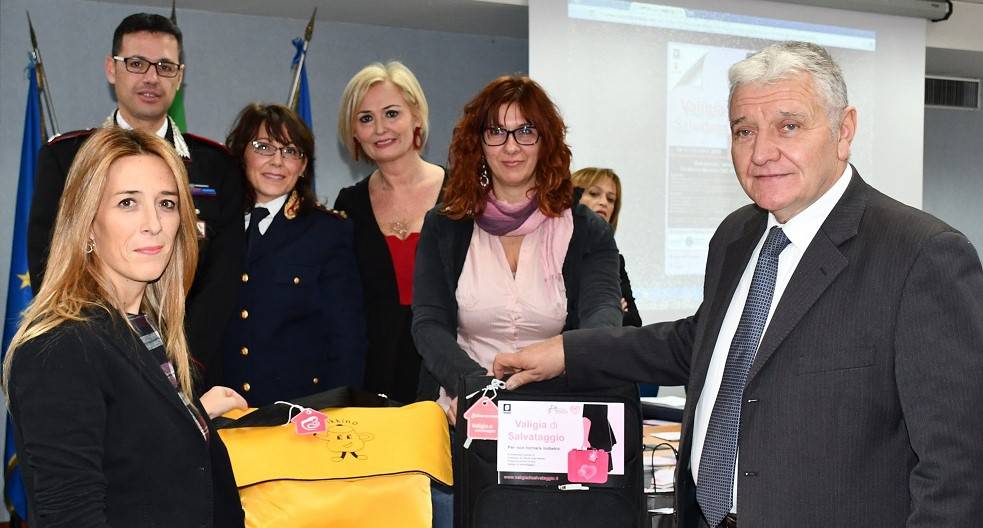 “La Valigia di Salvataggio” di Salvamamme per le donne vittime di violenza in fuga approda in Campania