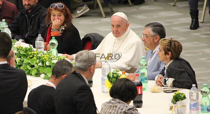 Papa Francesco a pranzo con 1500 poveri: “Ci allontanano dalla tentazione dell’io”