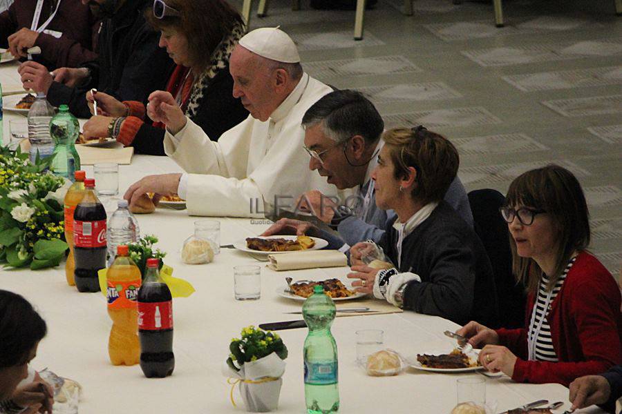 Papa Francesco a pranzo con 1500 poveri: “Ci allontanano dalla tentazione dell’io”