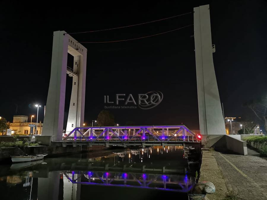 Fiumicino, il Ponte Due Giugno si illumina di viola per la lotta contro i tumori
