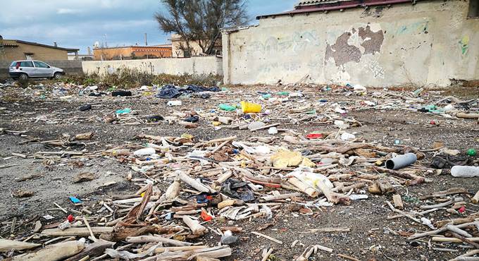 Rifiuti portati dal mare a Passo della Sentinella, Montino: “Intervenga la Regione”