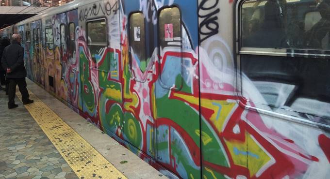 Magliana, writers imbrattano i treni della linea B: denunciati tre adolescenti