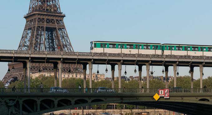 Parigi, donna partorisce nella stazione della metropolitana