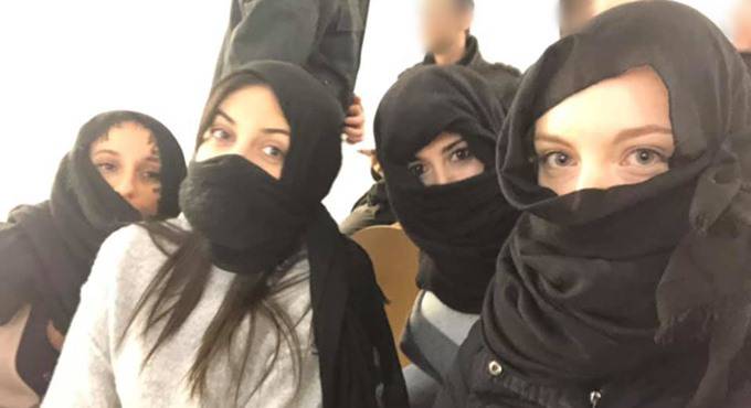 Fiumicino, in Consiglio col niqab: “Anche questa è violenza”